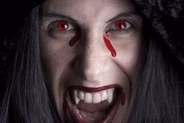 Ma cà rồng. Ma cà rồng hút máu người đã xuất hiện trong văn hóa dân gian từ cách đây hàng ngàn năm, nhưng phiên bản ma cà rồng có răng nanh thì được biết đến từ những huyền thoại thế kỷ 18 và 19 của Đông Âu. Ở đó, người ta tin rằng một người khi sinh ra bị dị tật hoặc chết bất thường thì sau khi chết sẽ “đội mồ” sống dậy để khủng bố người sống.