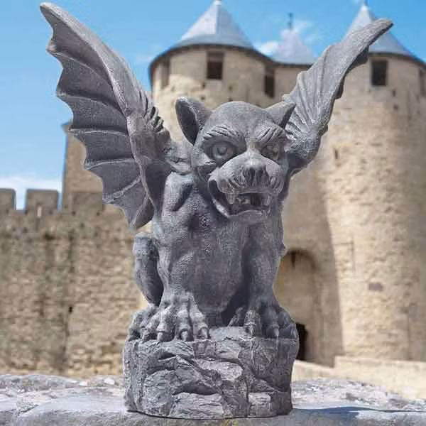 Tượng đầu thú. Đây là kiểu kiến trúc ma quái, hình ảnh những con quái vật bằng đá nhô ra từ các nhà thờ mang ám ảnh cho con người. Một luồng suy nghĩ tích cực hợn lại cho rằng tượng đầu thú là để bảo vệ con người khỏi cái ác luôn ẩn nấp bên ngoài.