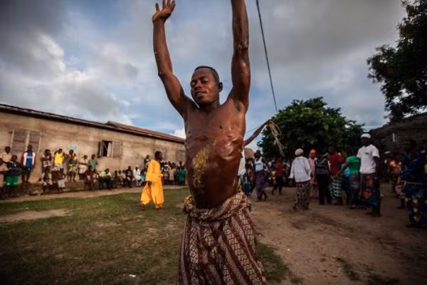 Muối Zombie dần ngấm vào da, máu và đưa con người tiến sát tới ranh giới giữa sự sống và cái chết. Chất hóa học trên khiến ta không thể phản ứng với các kích thích xung quanh, bất động và rơi vào trạng thái chết giả. Sau đó, theo thời gian thuốc tan, các bokor có mặt và đào những xác chết lên, khiến họ tin rằng, mình đã trở thành Zombie.