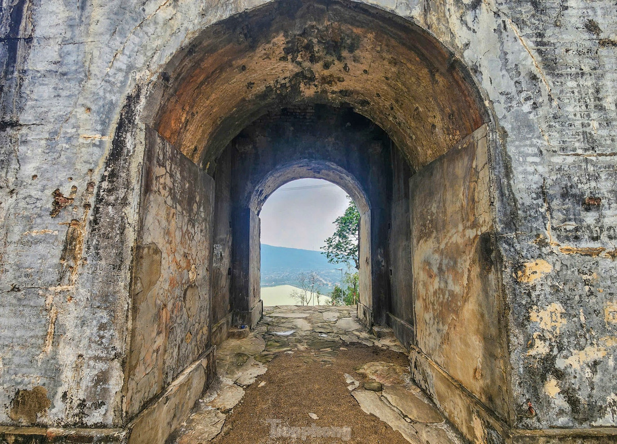 Đèo Ngang cũng gắn liền với huyền tích thánh mẫu Liễu Hạnh. Nhiều đoàn khảo sát khu vực đỉnh núi xác định vẫn còn rất nhiều đoạn lũy cổ, khi nằm bên địa phận Quảng Bình, khi vắt qua tỉnh Hà Tĩnh. Năm 2005, UBND tỉnh Hà Tĩnh quyết định xếp Hoành Sơn Quan là di tích lịch sử văn hóa cấp tỉnh, song tỉnh Quảng Bình cũng cho rằng di tích này là cửa ngõ phía bắc của tỉnh, nên năm 2002, tỉnh này cũng xếp hạng là di tích cấp tỉnh.