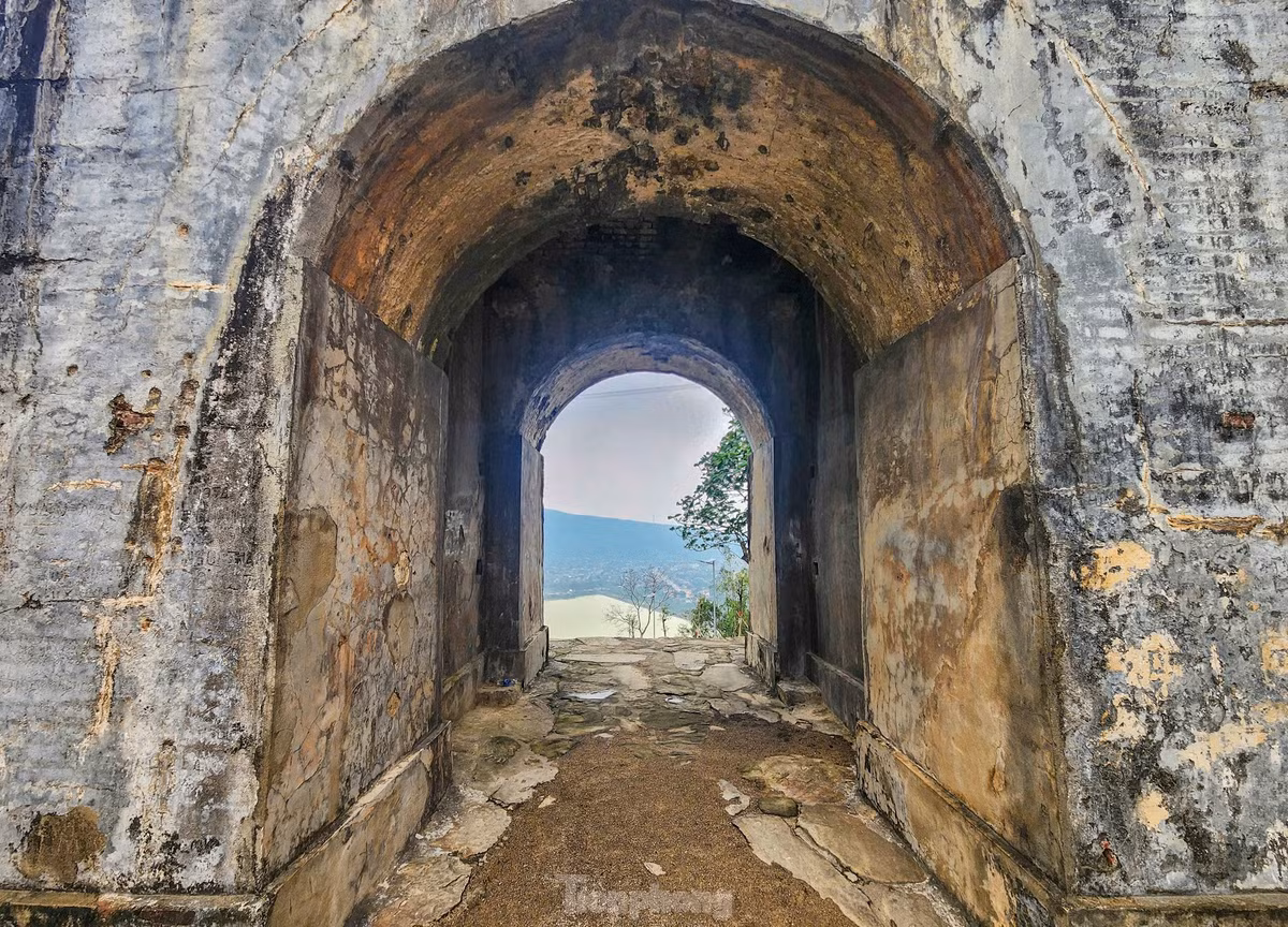 Đèo Ngang cũng gắn liền với huyền tích thánh mẫu Liễu Hạnh. Nhiều đoàn khảo sát khu vực đỉnh núi xác định vẫn còn rất nhiều đoạn lũy cổ, khi nằm bên địa phận Quảng Bình, khi vắt qua tỉnh Hà Tĩnh. Năm 2005, UBND tỉnh Hà Tĩnh quyết định xếp Hoành Sơn Quan là di tích lịch sử văn hóa cấp tỉnh, song tỉnh Quảng Bình cũng cho rằng di tích này là cửa ngõ phía bắc của tỉnh, nên năm 2002, tỉnh này cũng xếp hạng là di tích cấp tỉnh.