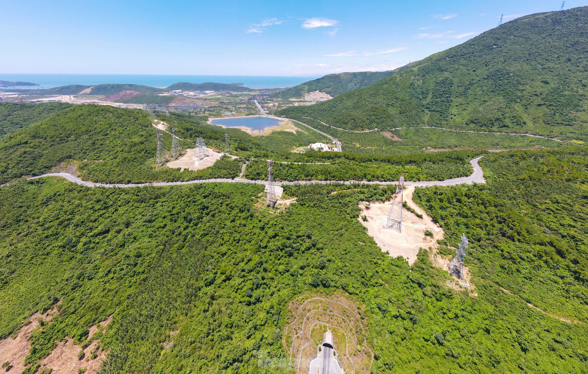 Quốc lộ 1A uốn lượn quanh Đèo Ngang với chiều dài khoảng 6 km kéo qua các triền núi dẫn vào di tích Hoành Sơn Quan (xã Kỳ Nam, thị xã Kỳ Anh, Hà Tĩnh). Vị trí này gần trùng khớp với ranh giới hai tỉnh Hà Tĩnh và Quảng Bình.