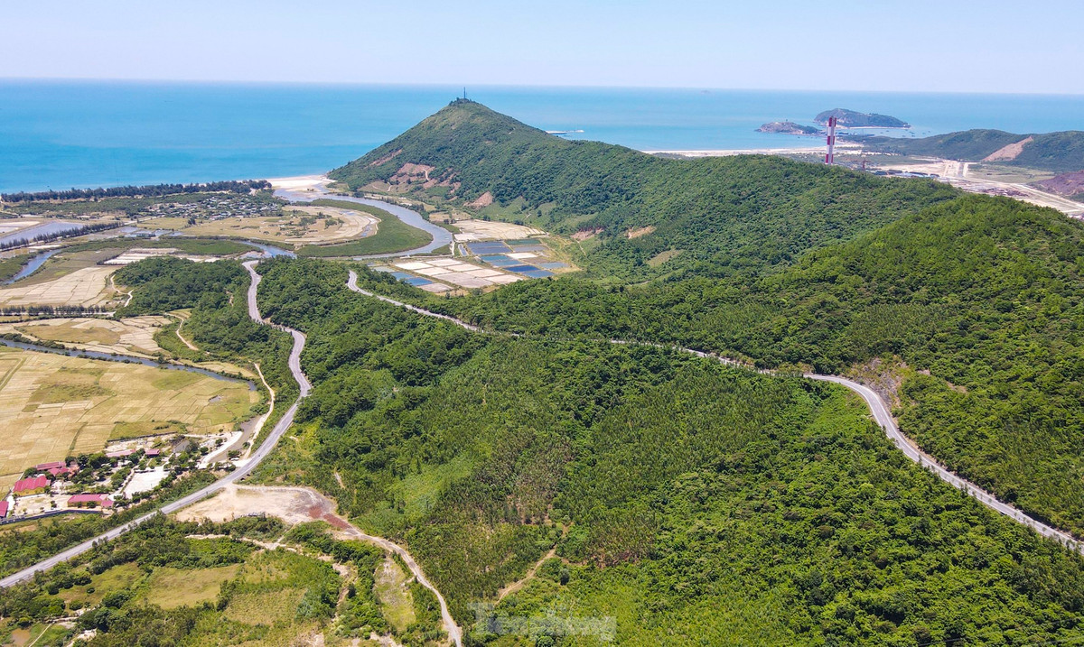 Từ Hoành Sơn Quan nhìn ra là vùng đất Kỳ Nam (thị xã Kỳ Anh, Hà Tĩnh), nơi có đồng ruộng, núi đồi, biển cả và quốc lộ 1A chạy qua.