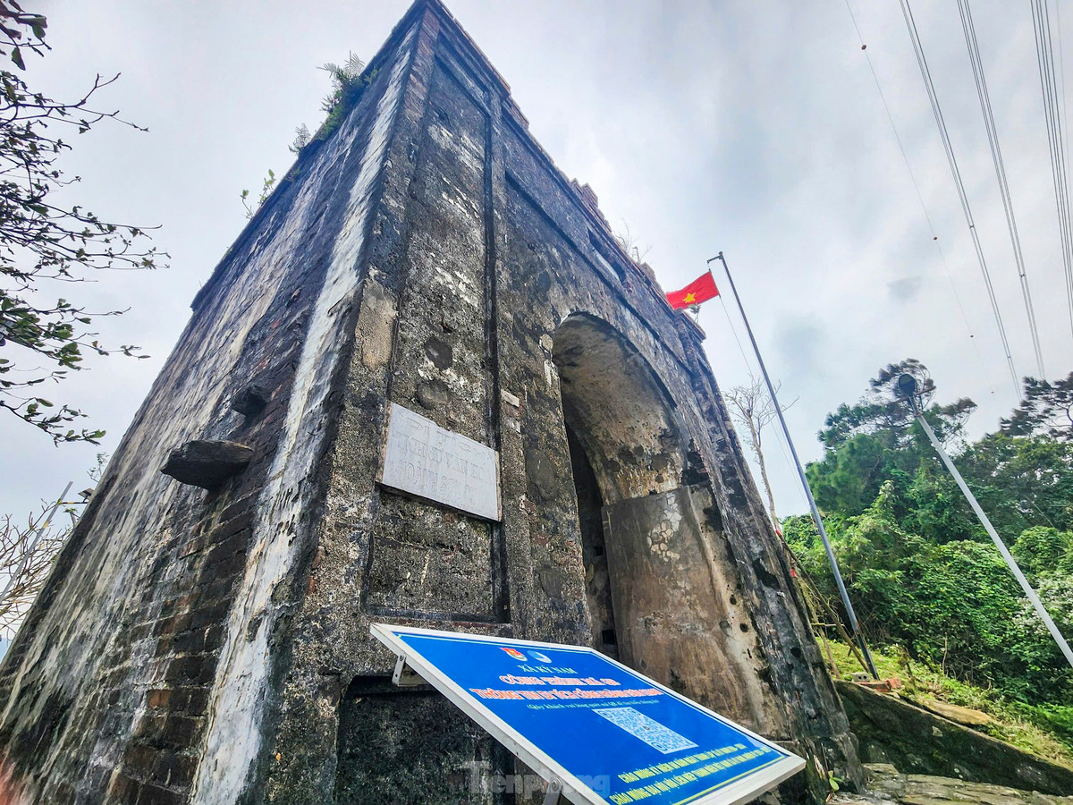 Kiến trúc "cổng trời" Hoành Sơn Quan có cửa cao 4 m, hai bên thành dài 30 m, nằm phía bên mái núi của tỉnh Hà Tĩnh, xây gạch trát vữa còn khá nguyên vẹn.