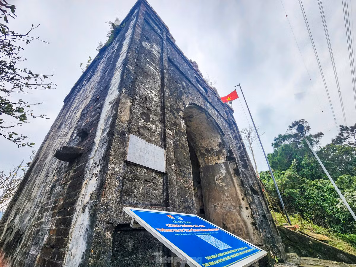 Kiến trúc "cổng trời" Hoành Sơn Quan có cửa cao 4 m, hai bên thành dài 30 m, nằm phía bên mái núi của tỉnh Hà Tĩnh, xây gạch trát vữa còn khá nguyên vẹn.