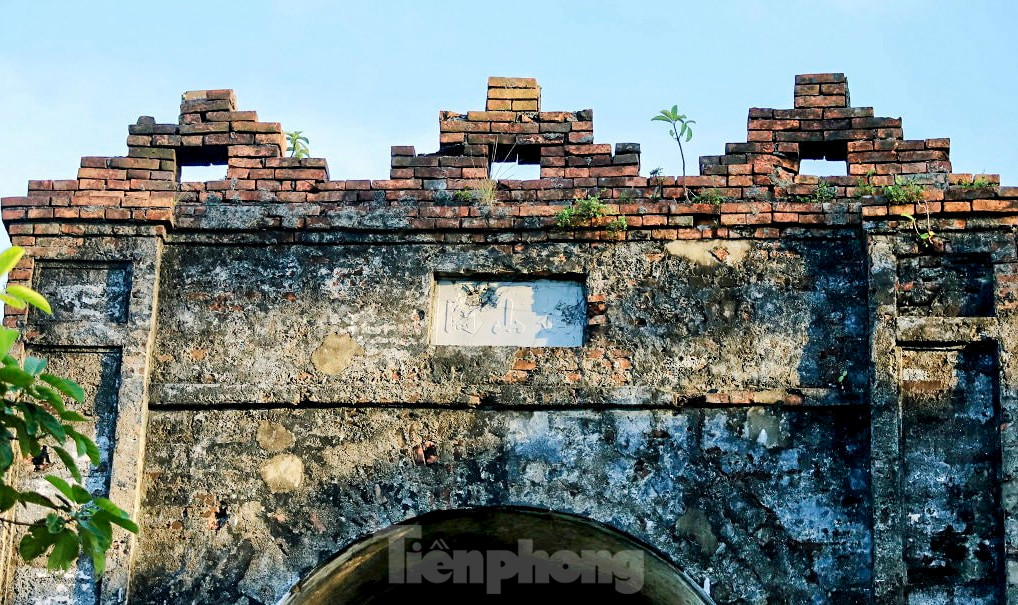 Tấm biển Hoành Sơn Quan khắc bằng chữ Hán (hình chữ nhật, màu trắng) đặt trên cổng vòm đá hướng ra phía Bắc.
