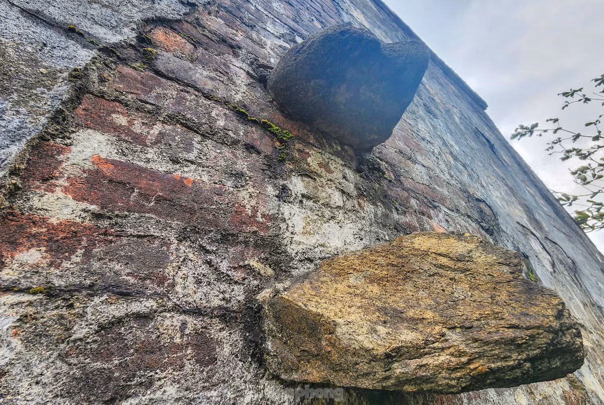 Hơn trăm năm qua, Hoành Sơn Quan vẫn giữ được nét kiến trúc cổ kính với nhiều dấu tích, chữ được khắc vào tường. Những kiến trúc nơi đây đã được rong rêu phủ kín.