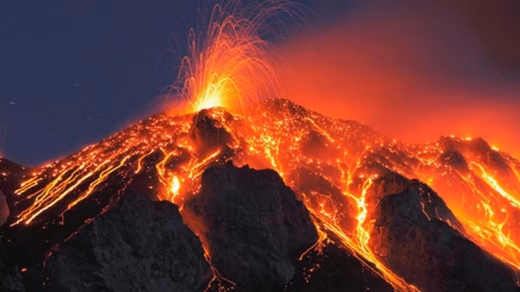  Baba Vanga tiên đoán rằng vào năm 2025, sẽ xảy ra các thiên tai khủng khiếp như núi lửa phun trào, lũ lụt lớn gây thiệt hại nặng nề. Bà còn dự báo về một trận động đất, đặc biệt là ở bờ biển phía Tây của Mỹ, sẽ trở thành thảm họa lớn khiến nhiều người thiệt mạng và phải di tản.