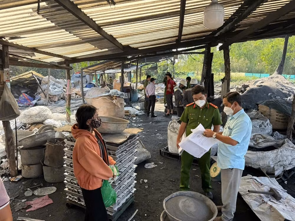 Xả trực tiếp hơn 7.700 tấn chất thải, người phụ nữ bị khởi tố - Hình 2 Xa truc tiep hon 7.700 tan chat thai, nguoi phu nu bi khoi to-Hinh-2