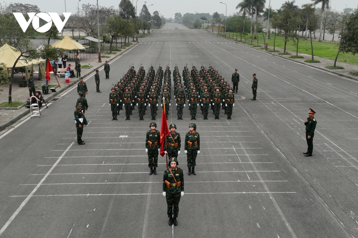 Can canh nu si quan Thong tin luyen tap dieu binh Le 30/4