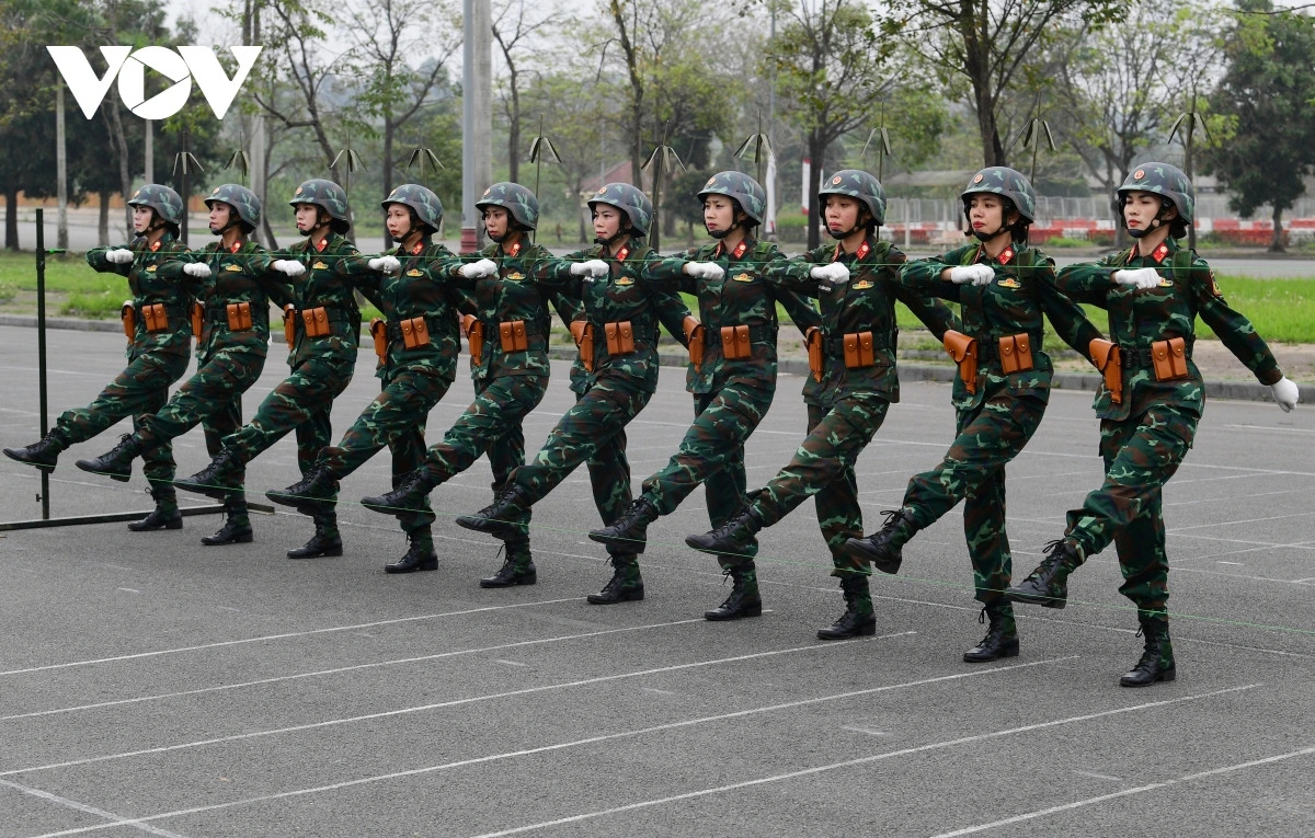 Luyện ke chân, đánh tay là bài tập cơ bản của các khối diễu binh nói chung và khối nữ sĩ quan thông tin nói riêng.