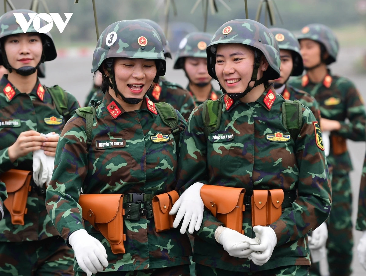 br/> Sau những giờ tập luyện căng thẳng, nụ cười vẫn luôn nở trên môi các bóng hồng khối sĩ quan Thông tin liên lạc.