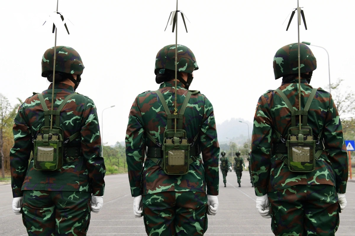 Điểm đặc trưng của khối nữ sĩ quan Thông tin là chiếc máy vô tuyến điện sóng cực ngắn. Ngoài ra, các chiến sĩ còn mang mũ chống đạn do Việt Nam nghiên cứu, sản xuất.