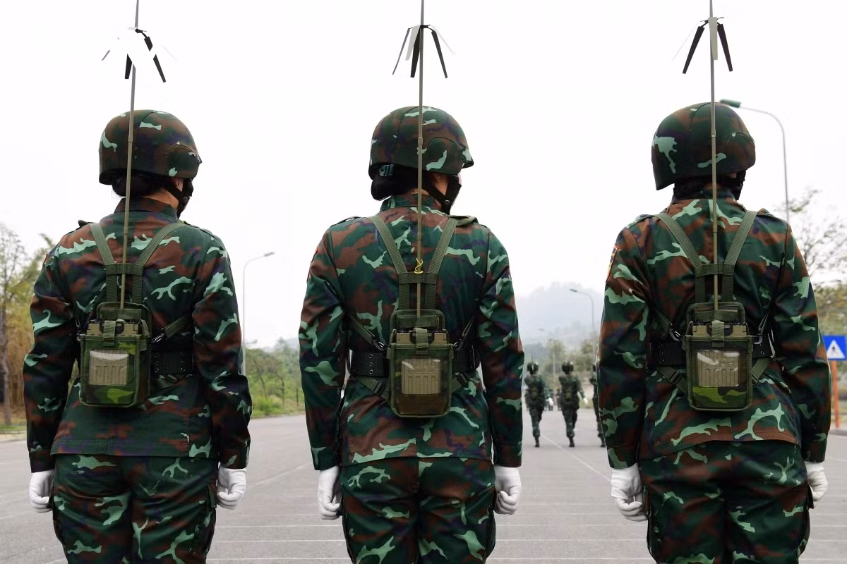 Điểm đặc trưng của khối nữ sĩ quan Thông tin là chiếc máy vô tuyến điện sóng cực ngắn. Ngoài ra, các chiến sĩ còn mang mũ chống đạn do Việt Nam nghiên cứu, sản xuất.