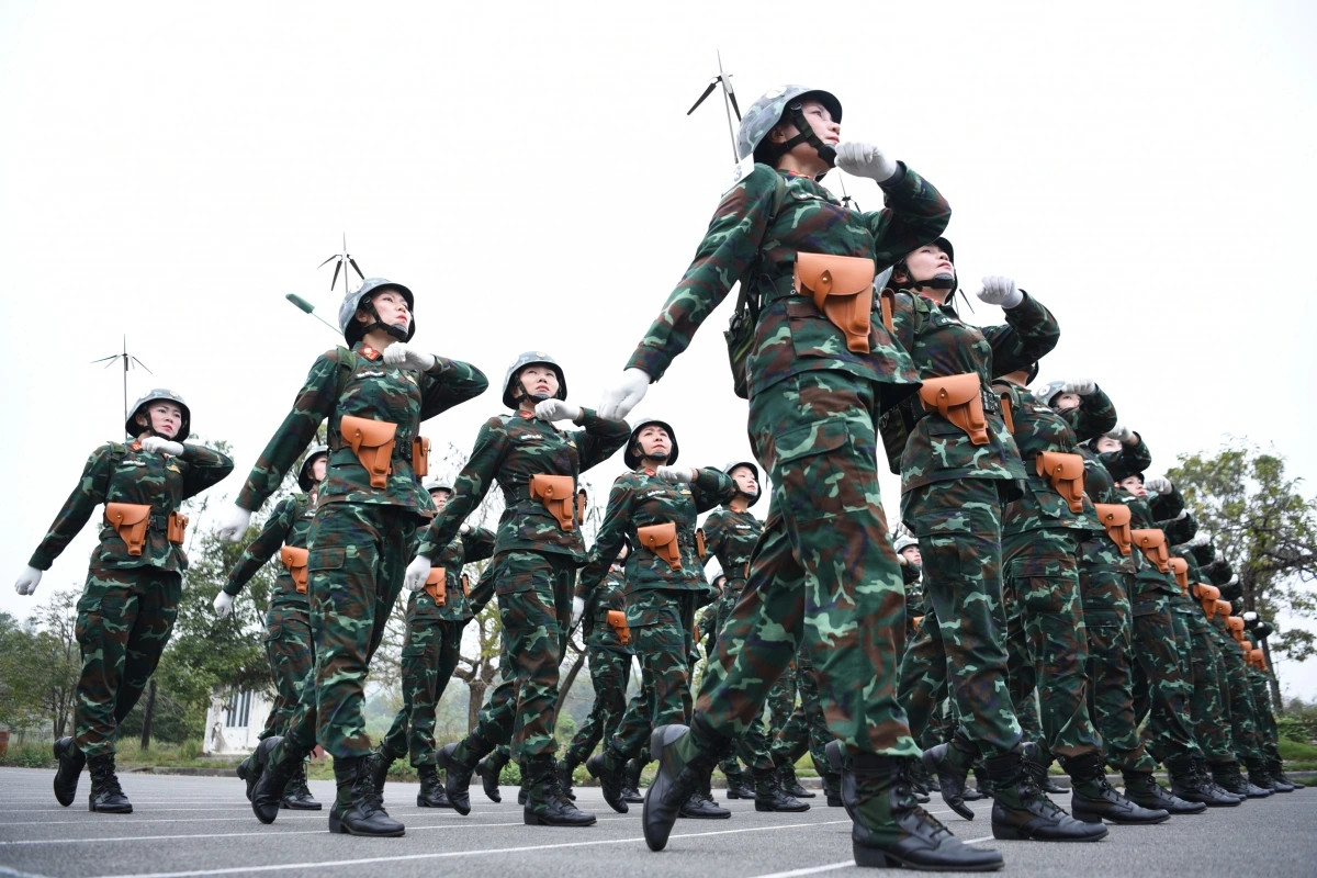 Bên cạnh động tác chuẩn mực, các chiến sĩ tham gia diễu binh diễu hành cần có sức khỏe và ý chí quyết tâm cao độ để đứng được từ 3 giờ trở lên mà vẫn thể hiện phong thái trang nghiêm.