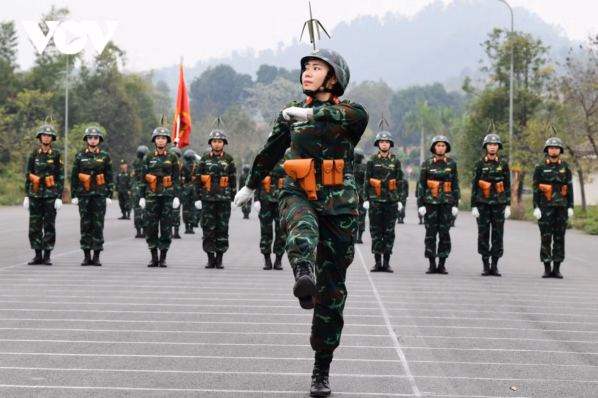 Ngoài việc tập luyện theo hàng, theo khối, các giáo viên còn kiểm tra riêng động tác của từng cá nhân và đưa ra nhận xét tỉ mỉ.