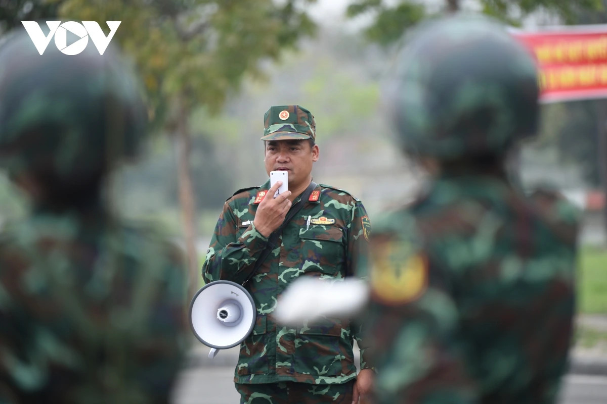 Các giáo viên hướng dẫn theo sát từng động tác của các chiến sĩ và chỉnh sửa kỹ càng.