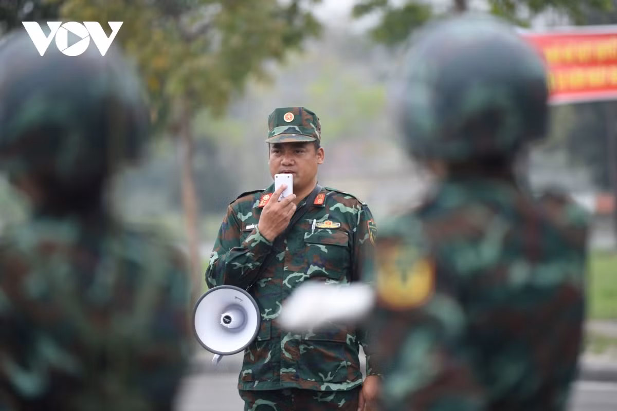 Các giáo viên hướng dẫn theo sát từng động tác của các chiến sĩ và chỉnh sửa kỹ càng.