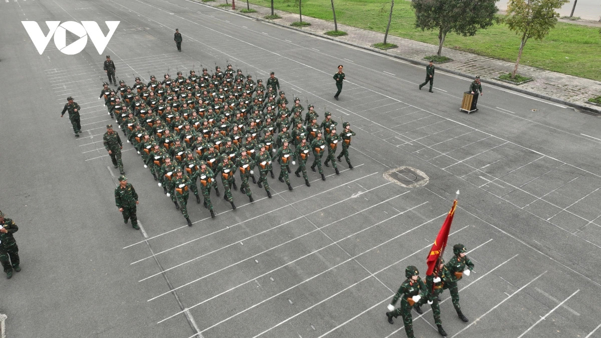 Khối nữ sĩ quan Thông tin tập luyện đi theo hiệu lệnh và đi theo nhạc dưới sự quan sát của các giáo viên hướng dẫn.