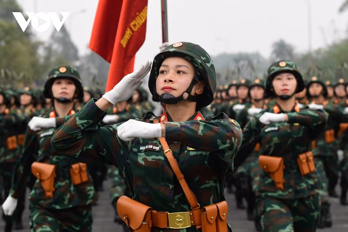Cận cảnh nữ sĩ quan Thông tin luyện tập diễu binh Lễ 30/4 - Hình 2 Can canh nu si quan Thong tin luyen tap dieu binh Le 30/4-Hinh-2