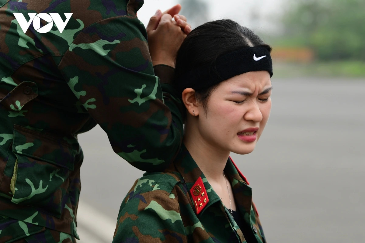 Những cơn đau cổ vai gáy cũng là thử thách mà các chiến sĩ phải vượt qua.