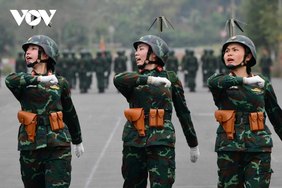 Các chiến sĩ luyện tập động tác đánh mặt, chuyển bước tiếp lệnh đi nghiêm nhìn bên phải chào.