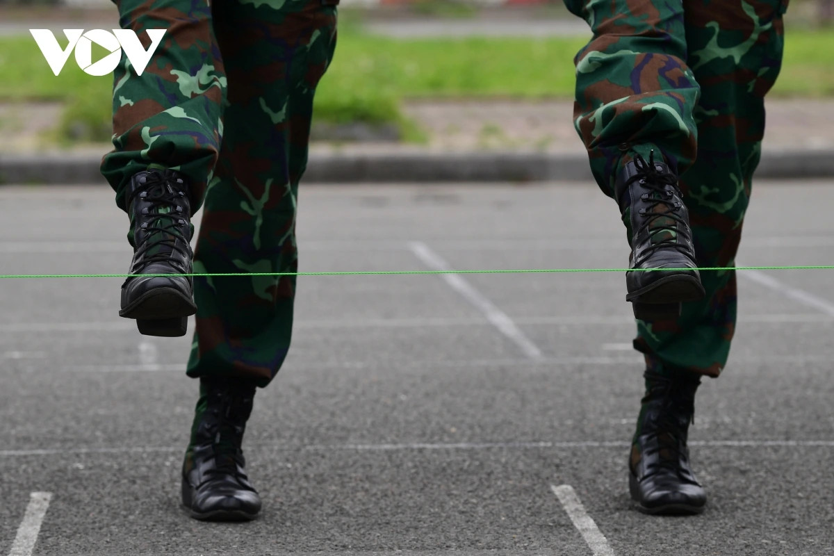 Bước chân của chiến sĩ khi tham gia diễu binh phải đảm bảo cách mặt đất 30cm, sải chân dài 76cm và tốc độ 106 bước/phút.