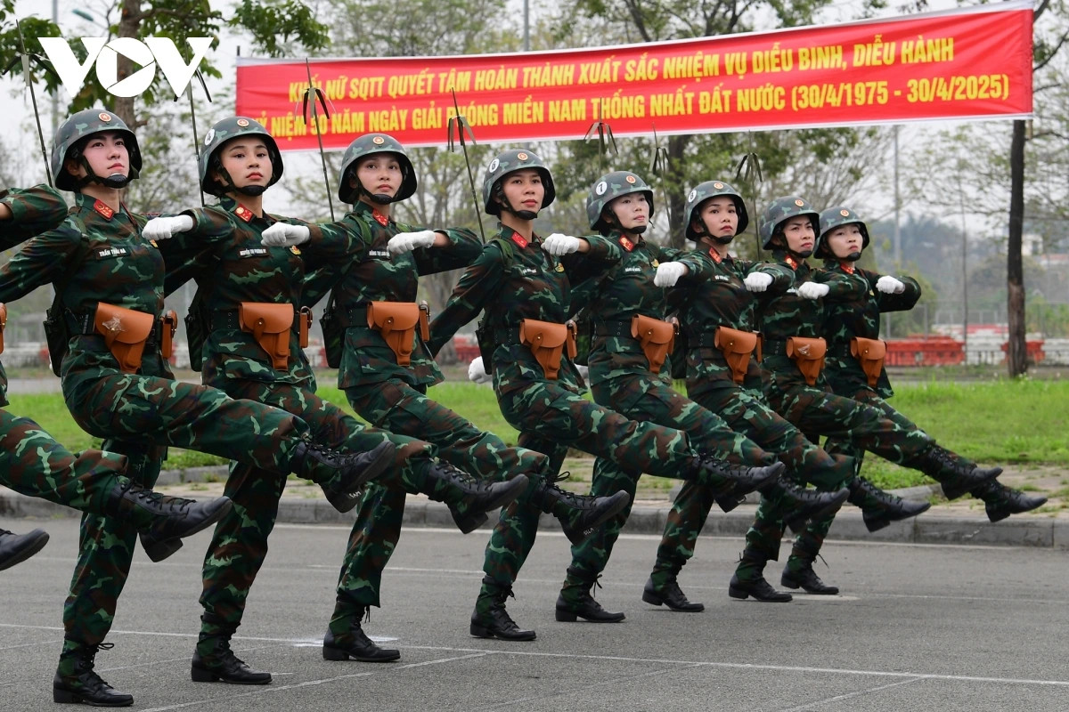 Thời gian qua, khối nữ sĩ quan Thông tin duy trì tập luyện 2-3 buổi mỗi ngày với nhiều nội dung như: luyện từng hàng ngang, từng hàng dọc, đội hình đi theo hiệu lệnh, đội hình đi theo nhạc...