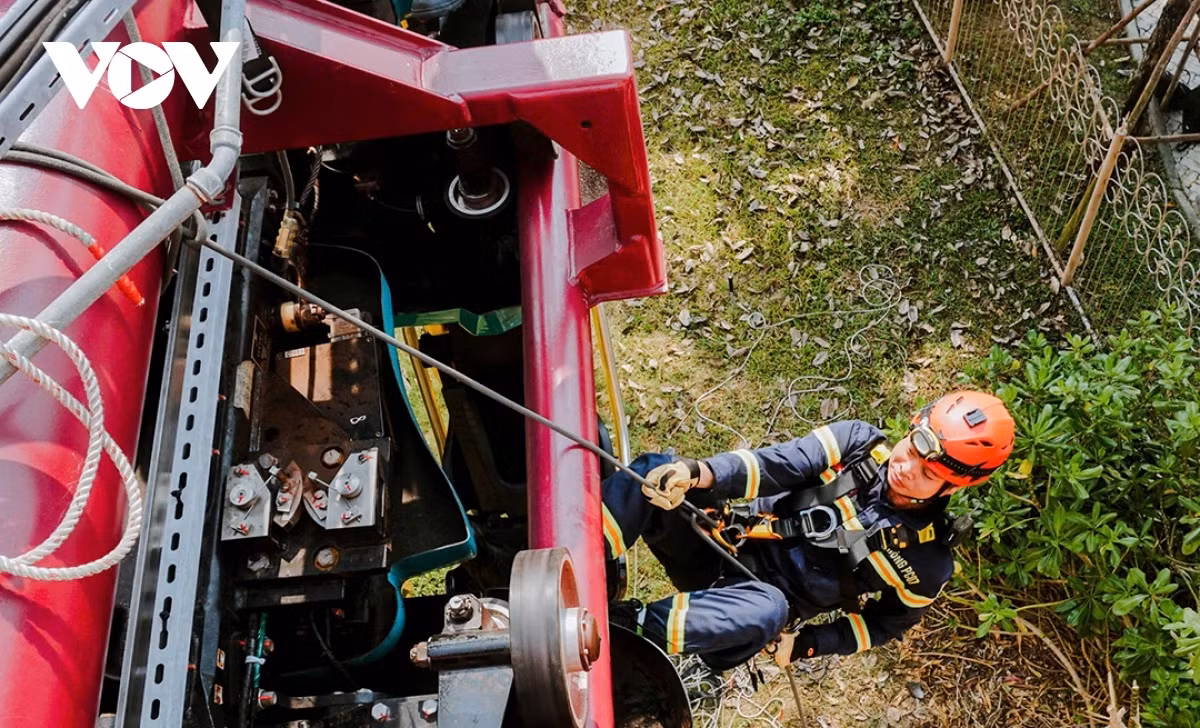 Nhân viên an ninh phong tỏa hiện trường và hỗ trợ lực lượng kỹ thuật kiểm tra hệ thống phanh, đảm bảo không có trường hợp mắc kẹt hay va chạm.