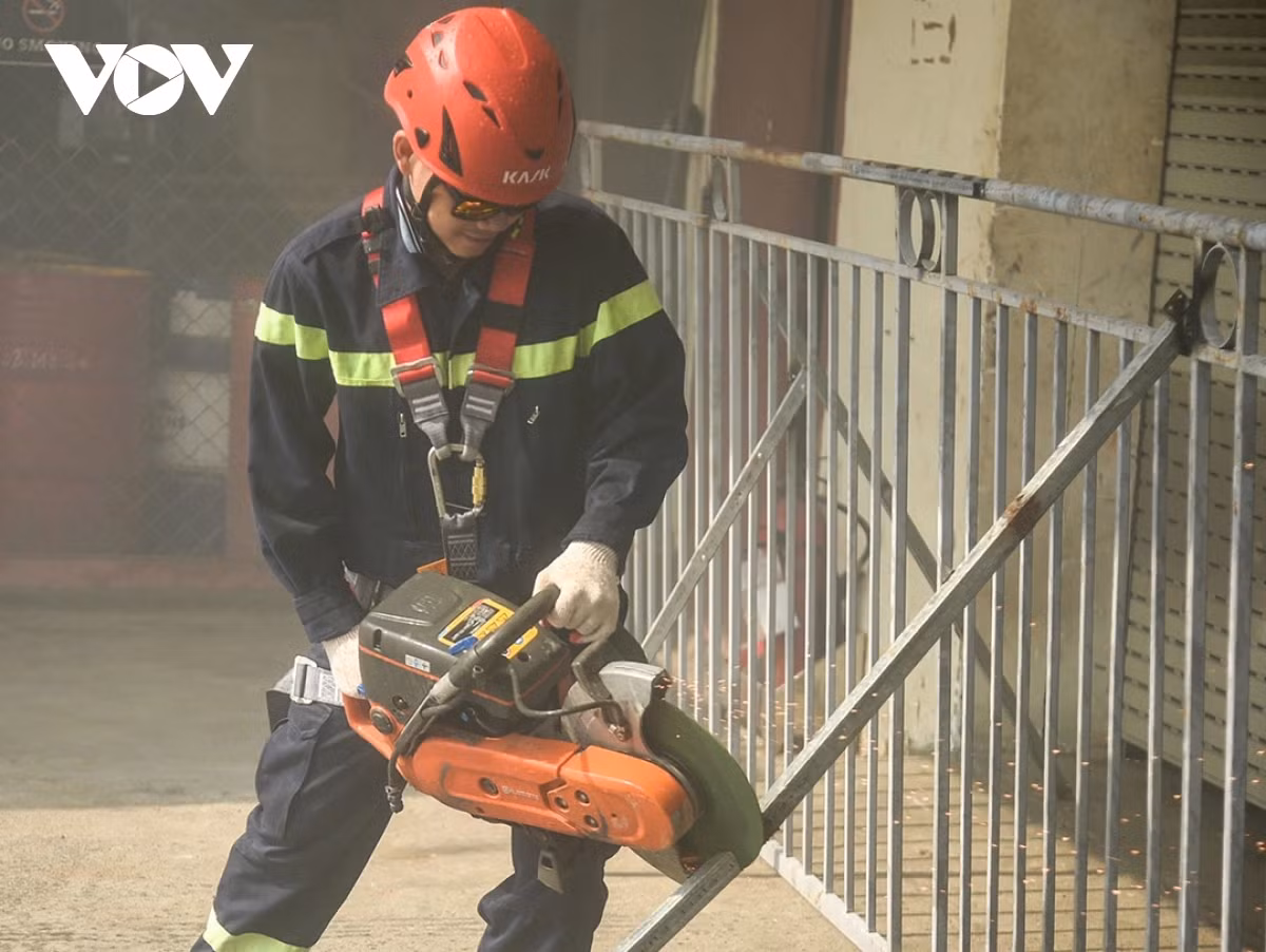 Việc tổ chức thực tập này cũng là điều kiện giúp cho lực lượng cảnh sát phòng cháy chữa cháy triển khai đội hình, kỹ năng, thao tác phòng cháy chữa cháy tại cơ sở”, Trung tá Lê Văn Lưu cho biết.