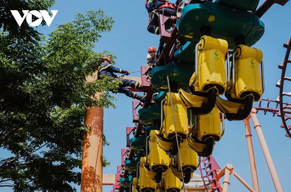  Vụ nổ làm 3 nhân viên tại chỗ chấn thương, đồng thời khiến cánh cửa cuốn sập xuống kẹt chặn lối thoát và chập điện tại khu vực chứa nhiên liệu. Ngọn lửa bùng phát nhanh, tạo thành đám cháy thứ phát lan rộng. 