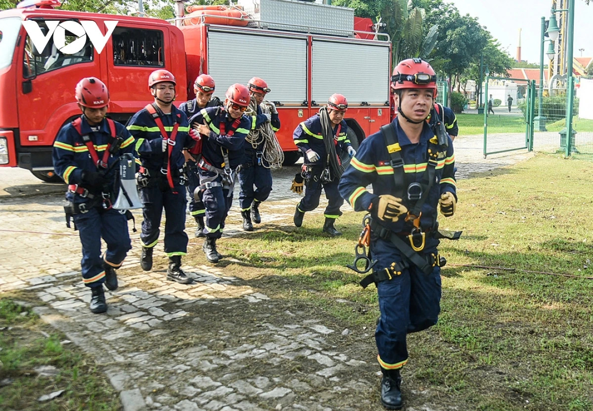 Buổi diễn tập PCCC có hai tình huống giả định liên tiếp là sự cố dừng tàu tại khu trò chơi tàu lượn Queen Cobra và cháy nổ tại khu sửa chữa ở khu Công viên Châu Á.