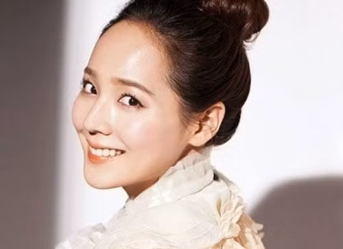 2. Người có trán đầy đặn, khí sắc tươi nhuận: Theo nhân tướng học, vùng trán chính là vị trí của Thiên Đình, còn gọi là cung Quan Lộc, quyết định nhiều đến tài vận của 1 người. Chính vì thế, muốn xem tướng dễ phát tài, không thể không xem tướng khuôn mặt, mà cụ thể ở đây chính là xem phần trán của người đó. 