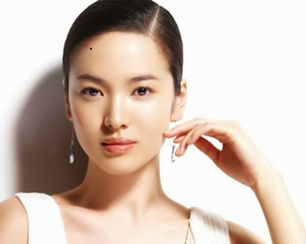 Để giữ tài lộc được bền vững thì họ còn có mắt mày thanh tú, trên gương mặt hầu như không có vết gì. Lông mi thường dài, mắt dài và sâu, đôi mắt sáng, tĩnh lặng, không dễ đoán định tâm tình. 