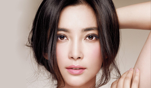  1. Người có mắt mày thanh tú, ánh mắt sáng, có thần: Xét về tướng người dễ phát tài, không thể không nhắc đến ánh mắt của họ. Ở người này có sự cuốn hút ngay từ ánh nhìn đầu tiên, bởi ánh mắt của họ rất sáng và có thần thái riêng.