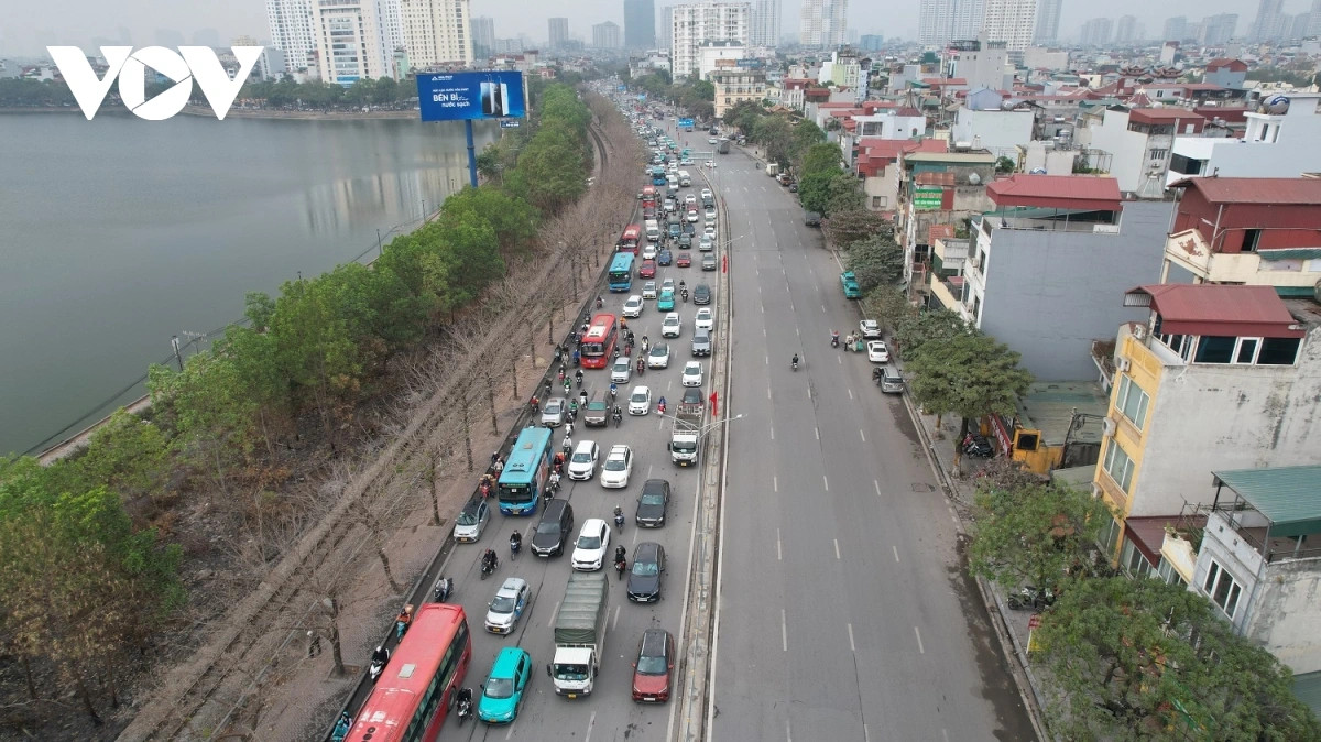 Càng về chiều, trên các tuyến đường hướng ra cửa ngõ phía Nam của Thủ đô lượng phương tiện tham giao thông ngày một tăng