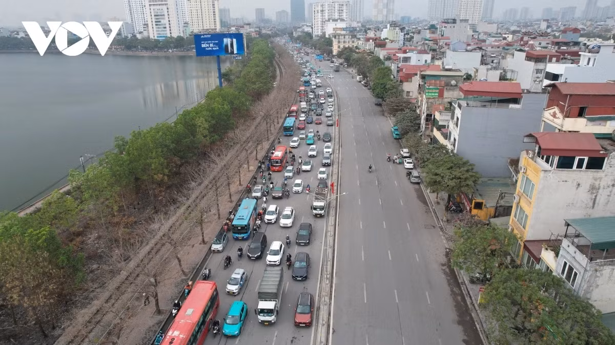 Càng về chiều, trên các tuyến đường hướng ra cửa ngõ phía Nam của Thủ đô lượng phương tiện tham giao thông ngày một tăng