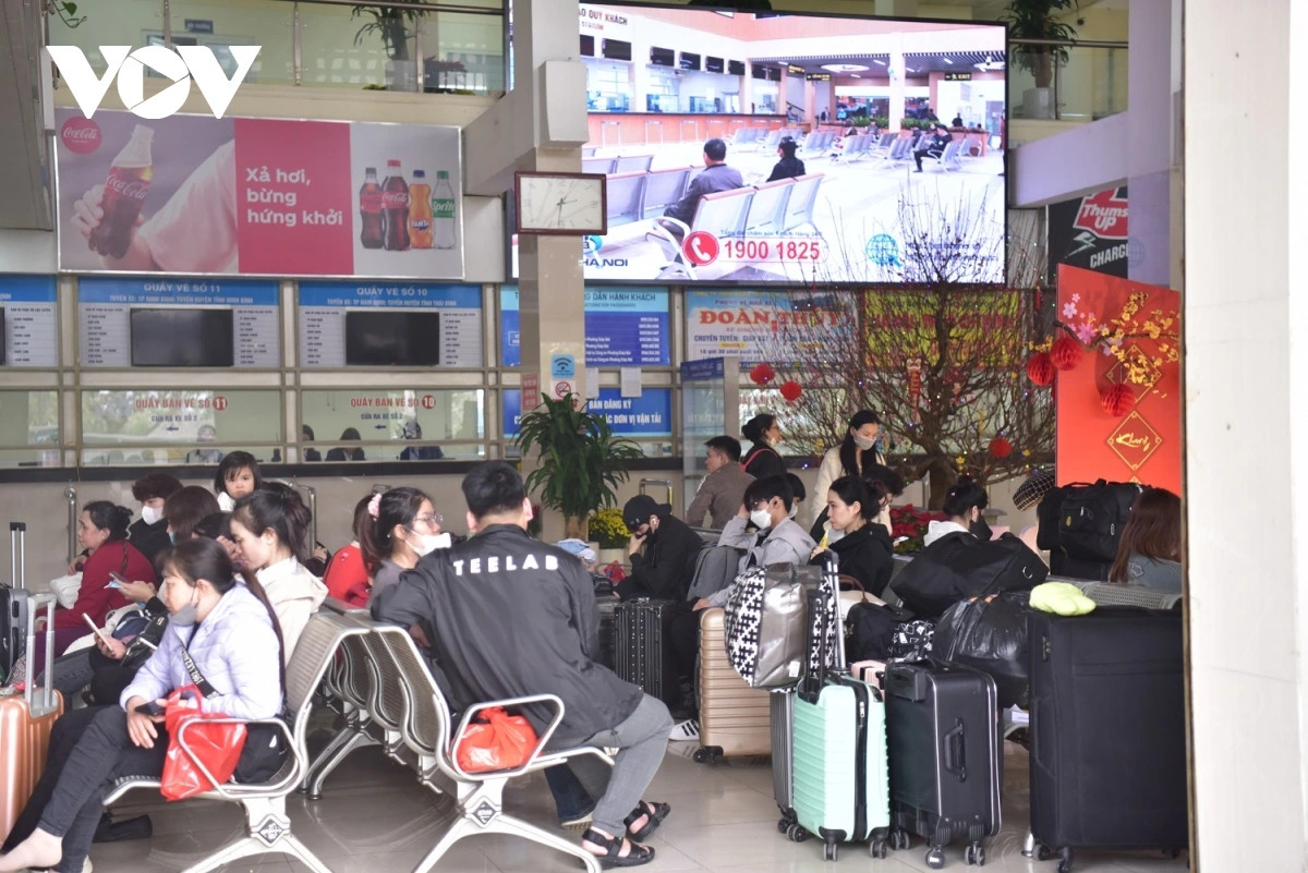 Theo ghi nhận tại bến xe Giáp Bát, Nước Ngầm, hành khách ra bến xe ngày càng đông để về quê bắt đầu kỳ nghỉ Tết kéo dài 9 ngày.