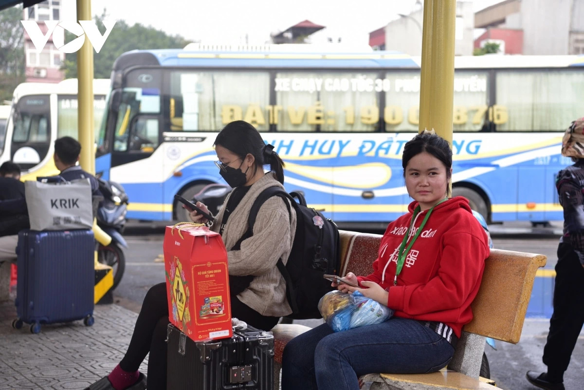 Cùng tâm trạng, chị Nguyễn Thu Thủy (Thái Bình) cho biết: "Tôi đi làm vào sáng sớm nay, xong việc sớm, tôi xin sếp cho nghỉ chiều nay để về quê. Vì sợ ra bến xe đông đúc và gia đình cũng có việc bận nên về sớm chừng nào hay chừng đó"