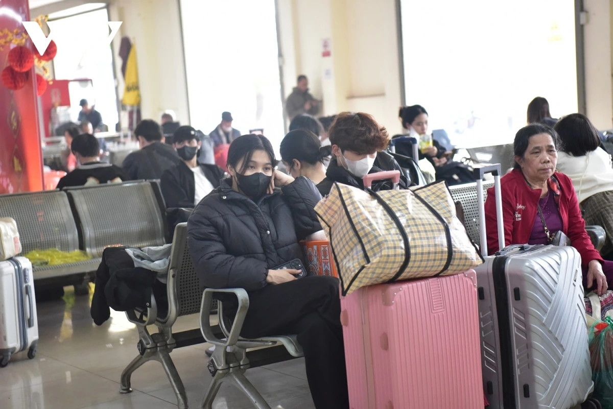 Người dân mệt mỏi chờ xe đến