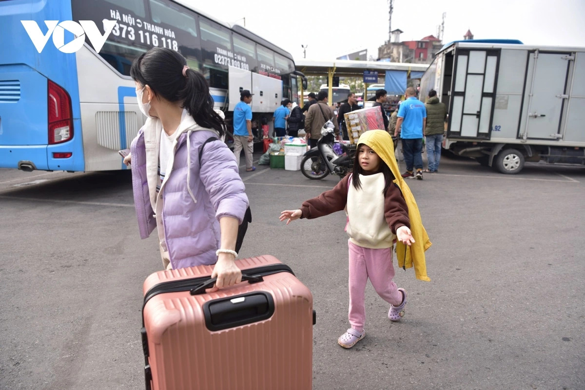 Một em bé cùng mẹ trên hành trình về quê nghỉ Tết Nguyên đán