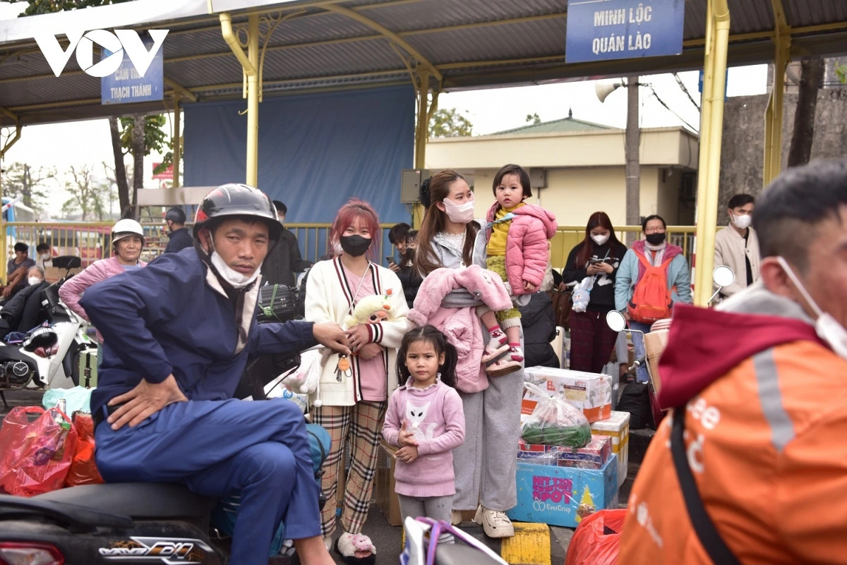 Chị Nguyễn Thị Phương (Thanh Hóa) chia sẻ: "Chiều nay tôi đưa các con ra bến xe để về quê sớm. Các cháu còn nhỏ việc đi xe đường dài chen chúc mệt mỏi, nên tôi đặt vé xe trước để tránh ùn ứ. Tôi thấy giá vé xe năm nay cũng như năm ngoái, không bị chặt chém".
