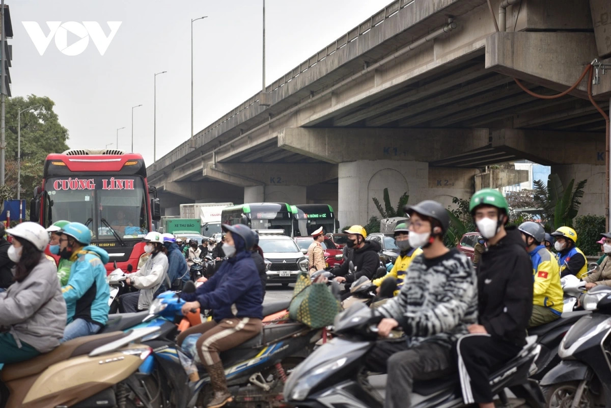 Dòng người ùn ùn rời Thủ đô về quê nghỉ lễ