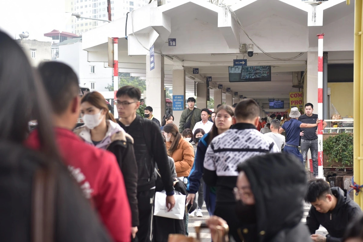 Lượng khách đổ về bến xe mỗi lúc một đông