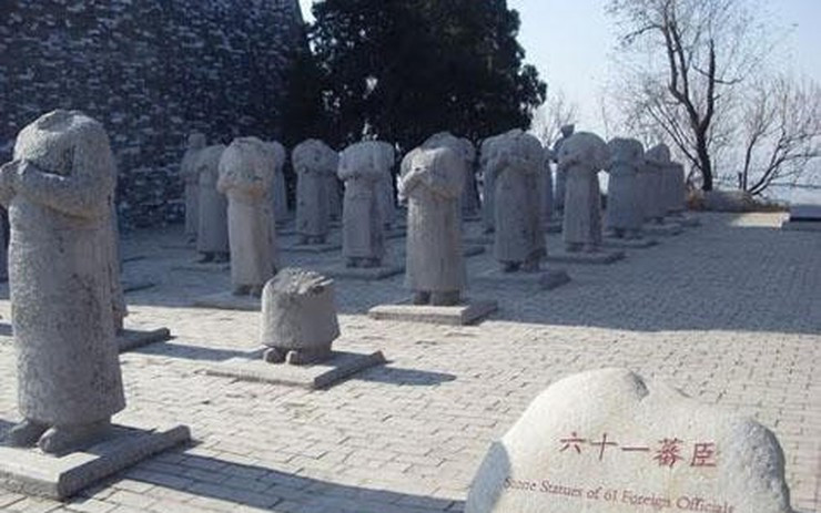 Càn lăng được xây dựng trước đó để chuẩn bị sẵn nơi an nghỉ cho vua Đường Cao Tông. Nó nằm ở núi Lương Sơn, huyện Càn, gần thành phố Tây An, thuộc tỉnh Thiểm Tây, Trung Quốc.