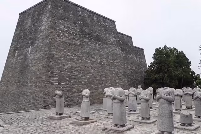 Năm 705, Võ Tắc Thiên qua đời và được đưa vào Càn lăng an táng cùng Đường Cao Tông đúng như nguyện vọng khi còn sống. Bia mộ của nữ hoàng đế này cũng được để trống hoàn toàn, gọi là “Vô tự bia”.