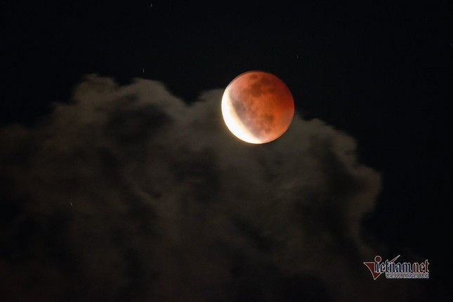 Vì sao có tháng âm lịch 29 ngày? Theo lịch âm, số ngày trong tháng được tính dựa trên con số thiên văn vận hành của Trái đất, Mặt trăng và Mặt trời. Nhiều người còn gọi lịch âm là lịch Mặt trăng vì tuân theo quan sát chu kỳ trăng tròn. 