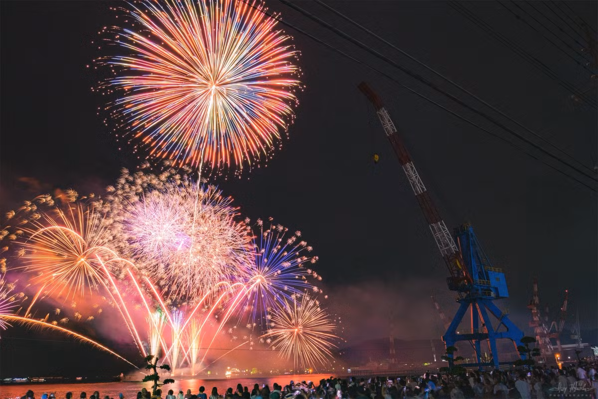 Tháng nhuận âm lịch được đặt vào các tháng không có Trung khí - khái niệm rút ra từ quy luật chuyển động của Trái đất và Mặt trời. Trong đó, tháng Giêng và tháng Chạp không bao giờ được lấy làm tháng nhuận âm lịch.