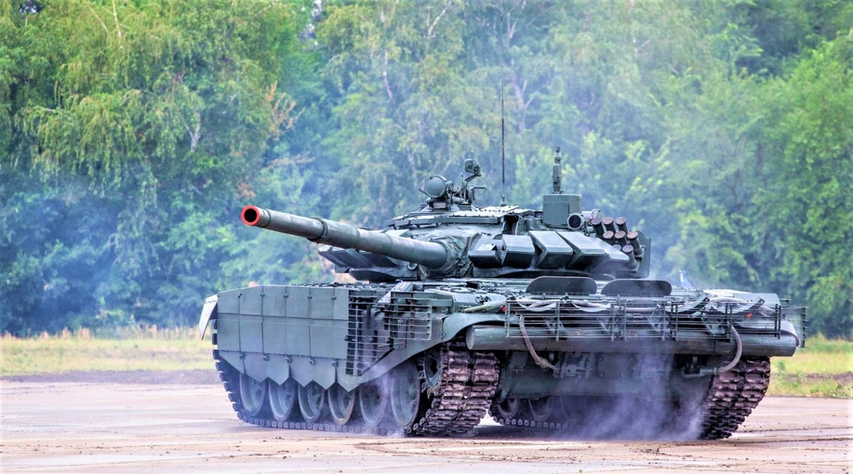 Một ví dụ đáng chú ý là các lực lượng Nga chỉ triển khai xe tăng T-72B3, một mẫu xe được sử dụng rộng rãi nhưng vẫn được đánh giá là có ưu thế hơn so với các đơn vị Ukraine. Trong khi đó các đơn vị xe tăng T-90 ưu tú hay xe tăng T-80U vẫn chưa được nhìn thấy hoạt động trên chiến trường.