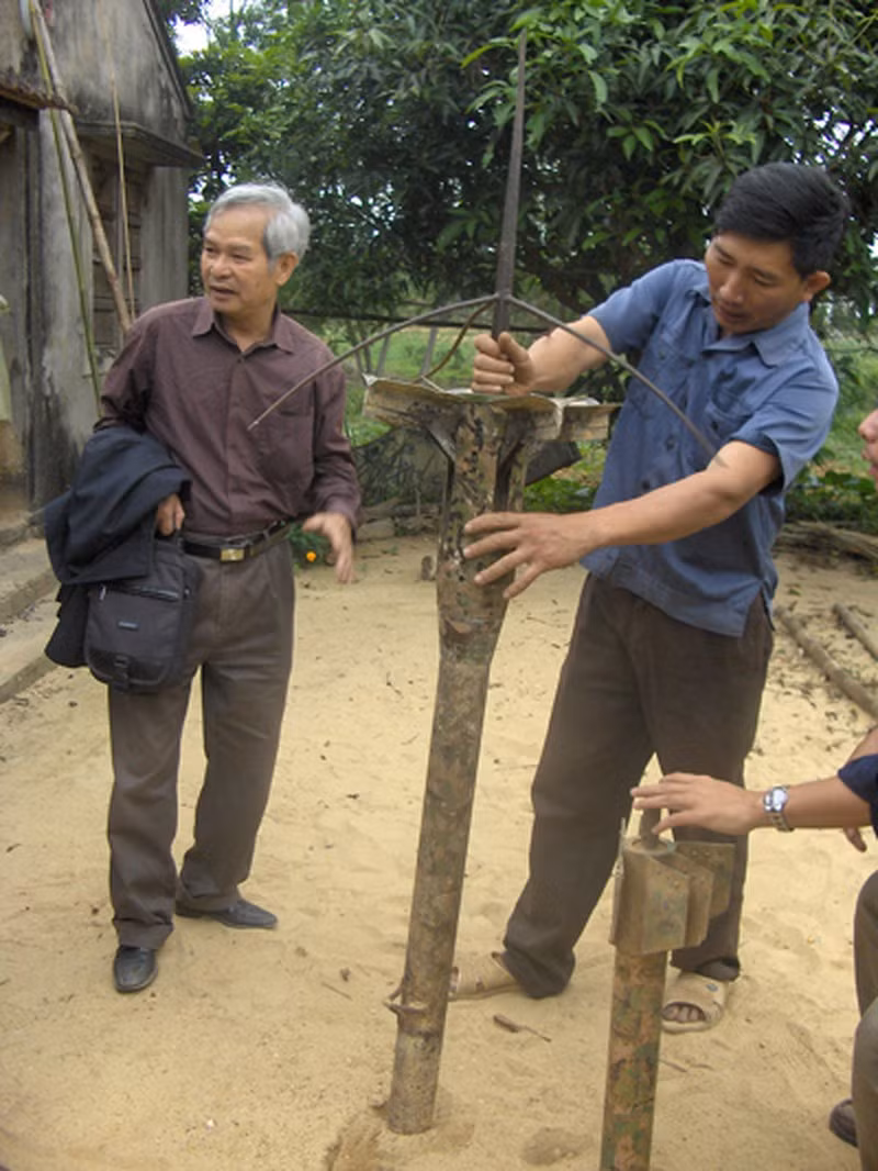 Phần thấy được còn lại trên mặt đất là ăng-ten. Có loại máy phát hiện địa chấn có kèm thêm bộ phận thu truyền âm thanh để trạm trinh sát kiểm tra đối tượng gây địa chấn là người hay xe vận tải (ACOUSID).